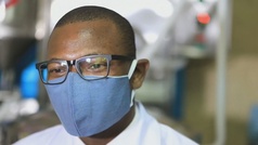Un médico de Kenia crea una "nanomascarilla" que puede anular al coronavirus