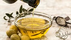 El aceite de oliva marca máximos históricos en origen superando los 5 euros