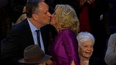 Jill Biden y el marido de la vicepresidenta Kamala Harris, comparten un polémico beso