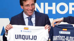 El divertido momento en que el alcalde de Madrid recibe un regalo para su novia