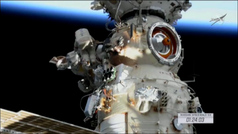 Dos astronautas instalan un brazo robótico en el exterior de la Estación Espacial Internacional