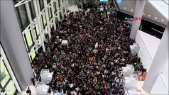 Miles de voluntarios abarrotan el aeropuerto de Estambul