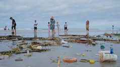 Las playas de Bali convertidas en vertederos de plásticos con las lluvias