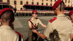 La cadete Leonor Borbón Ortiz recibe el sable oficial del Ejército