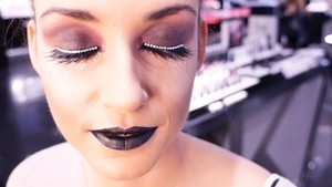 Maquillaje DIY para Halloween: Vampiresa con lágrimas de purpurina