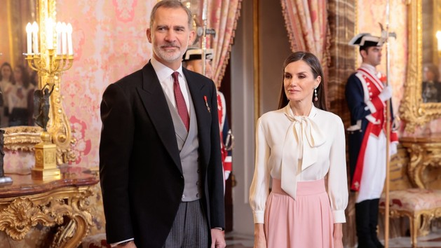 El polémico saludo del embajador iraní y la reina Letizia