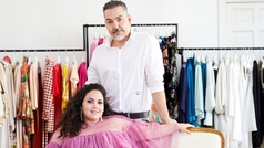 Laura Galn en el taller de Duyos, as crearon el vestido de sus sueos para los Premios Platino