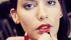 Piel luminosa y labios rojos: el maquillaje de fiesta que no te quitarás
