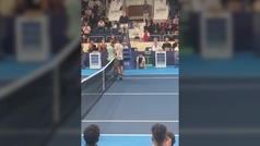 Dos tenistas se pelean en la red tras saludarse al final del partido