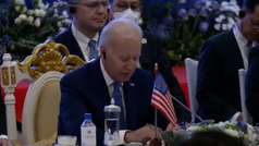 Biden llama a Camboya Colombia delante del presidente del país